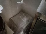 une poubelle posée à côté des toilettes dans une salle de bains