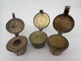 quatre récipients en laiton ancien avec leurs couvercles