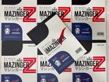 Plusieurs magazines sont empilés les uns sur les autres sur une table