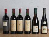 plusieurs bouteilles de vin sont alignées sur une table en bois