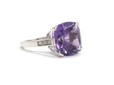 une bague en améthorate et diamant sur fond blanc