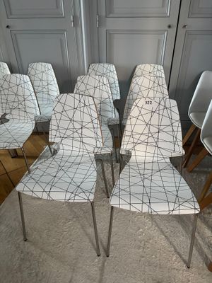 many chairs that are lined up on the floor