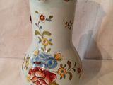 un vase blanc orné d'un motif floral