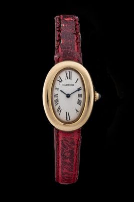 gros plan d'une montre-bracelet avec des chiffres romains