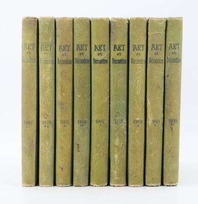 six vieux livres sont alignés sur une surface blanche