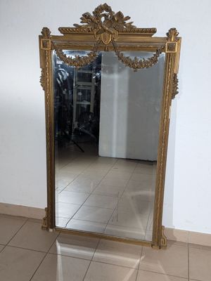 un miroir posé sur le sol d'une pièce