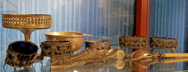 Lot de métal argenté : salières, coupe, tasse, pince à sucre, sau
