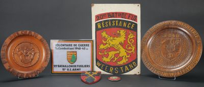 trois assiettes en bois et une plaque exposées sur une table