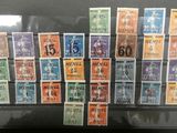 une vitrine remplie de nombreux timbres de différentes couleurs