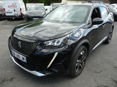 une photo d'un SUV noir garé sur un parking