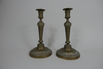 paire de chandeliers anciens en laiton sur fond blanc