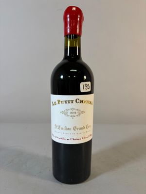 une bouteille de vin posée sur une table