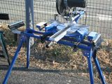 une machine posée par terre près de la clôture