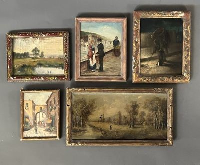 quatre tableaux accrochés au mur d'une pièce
