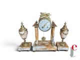 une horloge posée sur une table où se trouvent deux vases