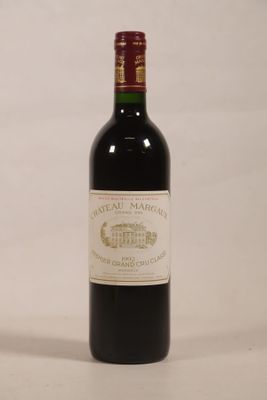 une bouteille de vin posée sur une table