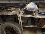 un camion chargé de marchandises