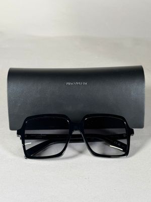 une paire de lunettes noires posée sur un étui noir