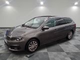 la photo d'une voiture grise garée dans un garage