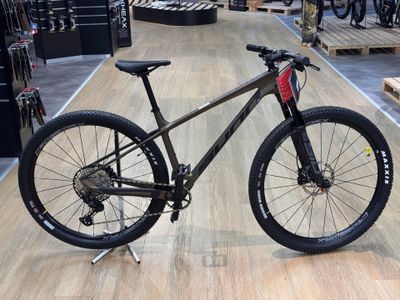 un vélo exposé dans un magasin