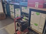 une borne d'incendie rouge posée devant un tas de cartons