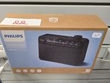 l'emballage d'une radio Philips sur une étagère dans un magasin