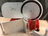 une machine rouge et blanche posée sur une table en bois