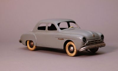 une voiture jouet posée sur une table