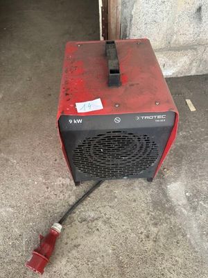 un radiateur rouge et noir posé par terre
