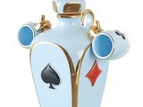 un vase bleu orné d'un motif de carte