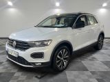 une Volkswagen T-Cross blanche garée sur un sol à damier