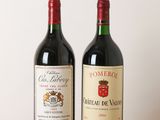deux bouteilles de vin posées sur une table en bois