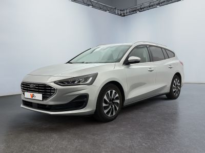 Une Ford Mondeo blanche est garée dans une grande pièce.