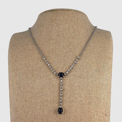 gros plan d'un collier sur un mannequin mannequin