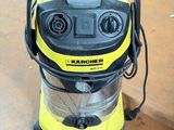 un aspirateur jaune et noir posé par terre