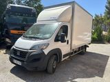 un camion blanc garé sur le parking
