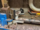 une petite machine posée sur une table
