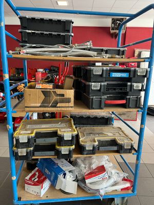 un chariot sur lequel se trouvent de nombreux outils de toutes sortes