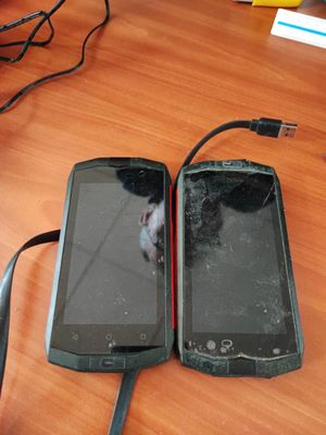 deux téléphones portables posés l'un à côté de l'autre sur une table