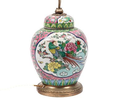 un vase avec un oiseau posé sur une table