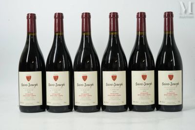 six bouteilles de vin sont alignées sur une table