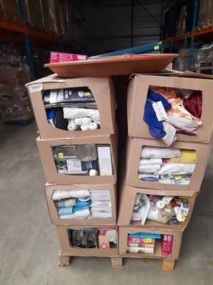 deux cartons empilés l'un sur l'autre dans un entrepôt