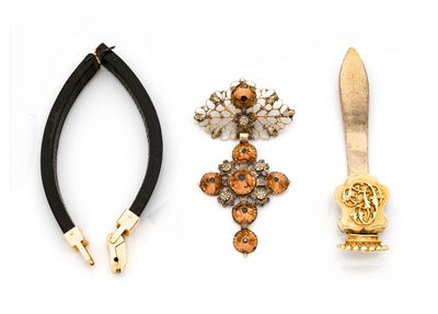 trois types de bijoux différents sur un fond blanc