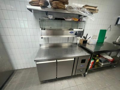 un grand comptoir en acier inoxydable dans une cuisine commerciale