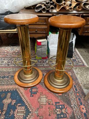 deux tabourets en bois posés sur un tapis dans une pièce