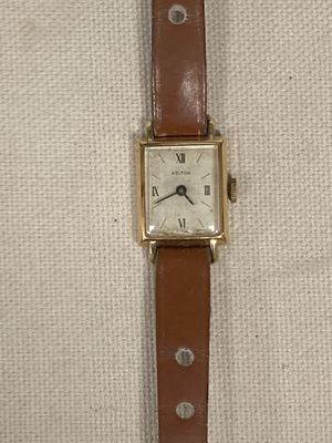 Gros plan sur une montre-bracelet avec un bracelet marron