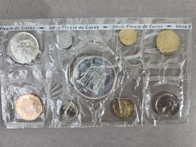 tout un tas de pièces différentes dans un sachet en plastique
