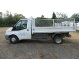 un camion blanc garé dans la poussière