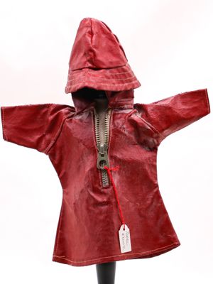 un imperméable rouge à capuche sur un mannequin