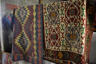 de nombreux types de tapis suspendus à un portant